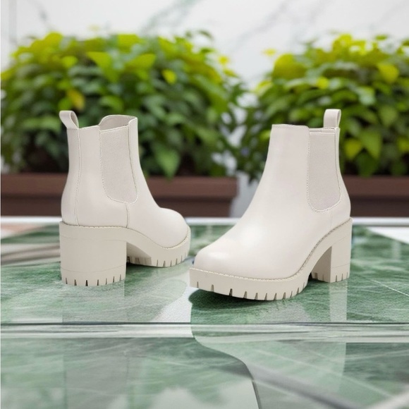 NIB EETTARO Women's Fashion Chunky Heeled Chelsea Boot in Cream Sz 8 - Picture 1 of 6